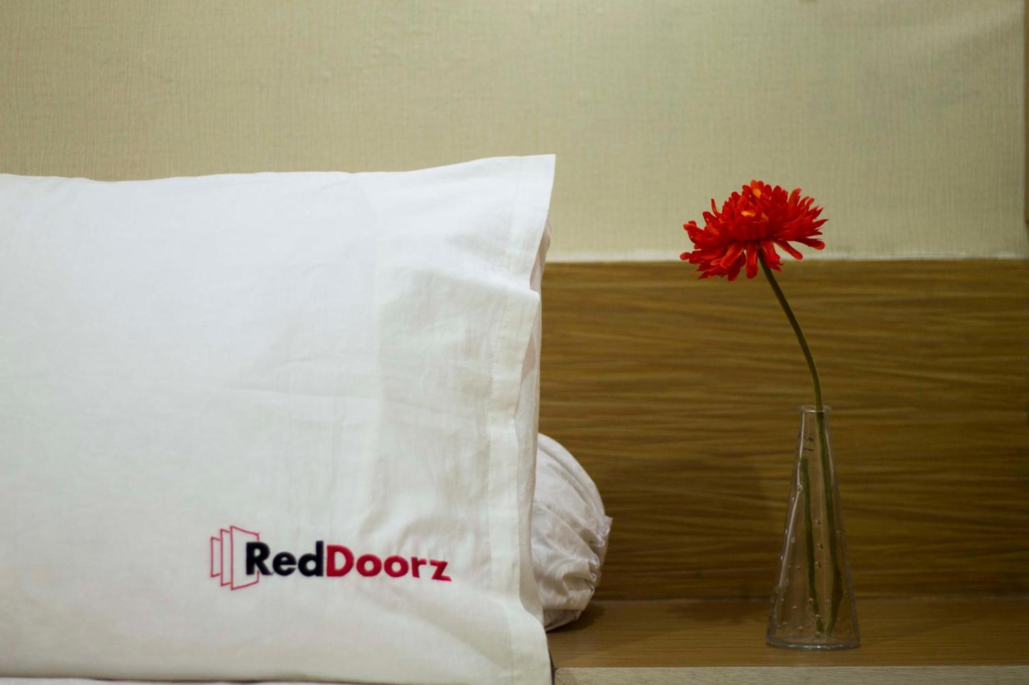 Reddoorz Near Balai Kota Surabaya Hotel Exterior foto